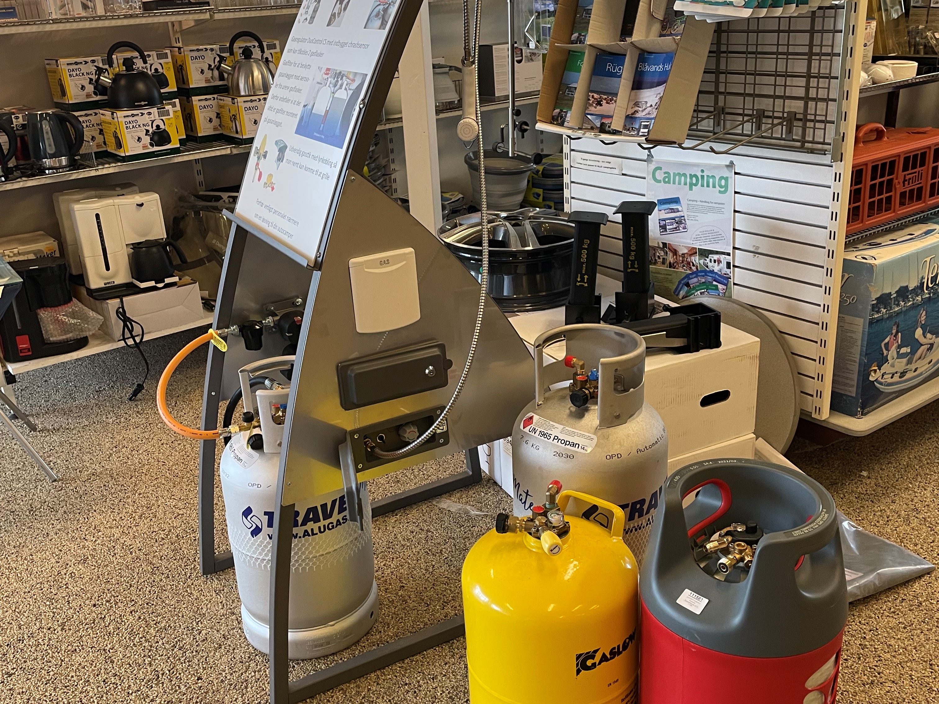 På gastankene på billedet som som alle er LPG tanke, ligner og har samme størrelse som flasker. Man kan altid se hvor meget gas der er tilbage i "flasken" på "uret" i toppen.