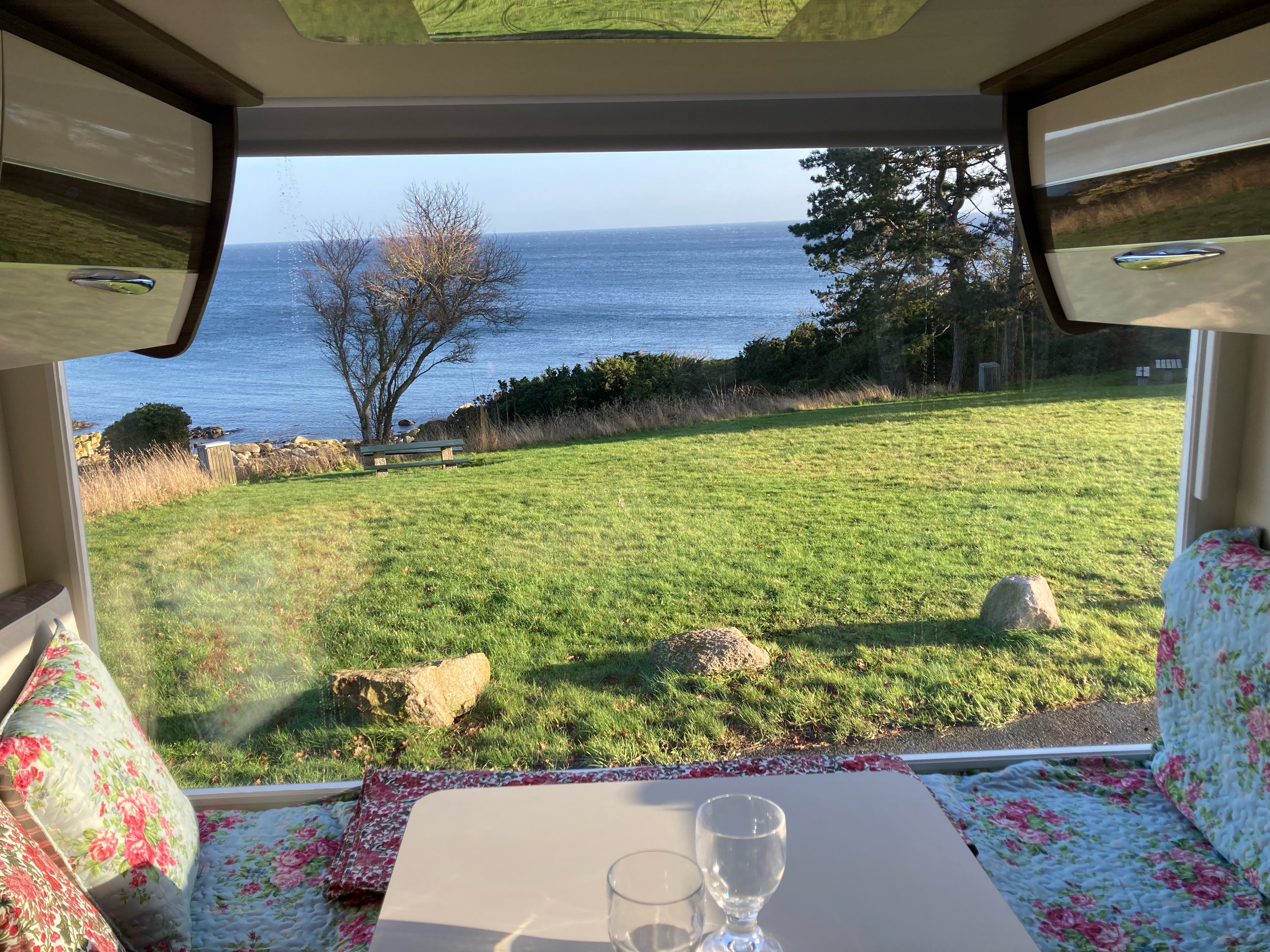 Frokost ved den nærliggende strand eller skov